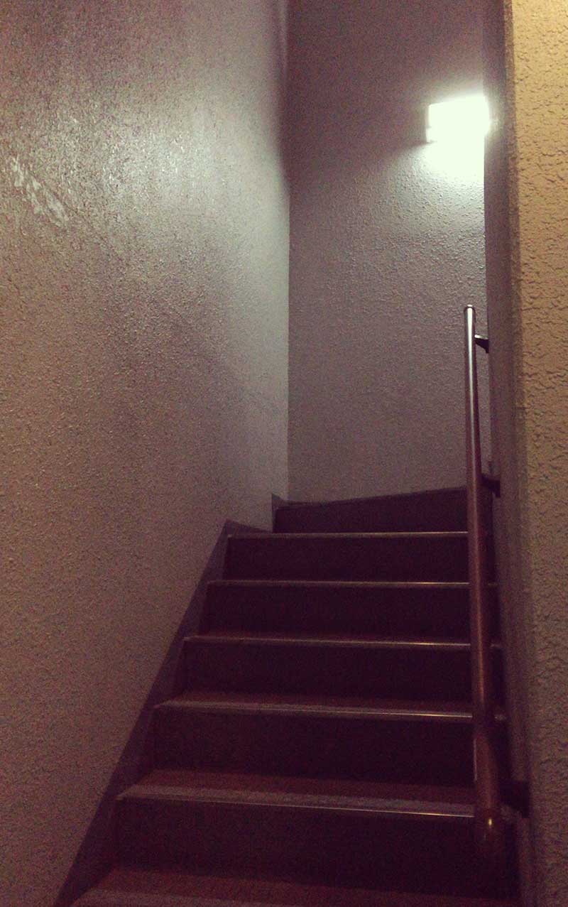 階段を上がると