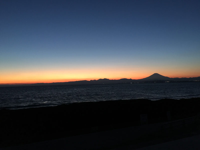 遠くに富士山も