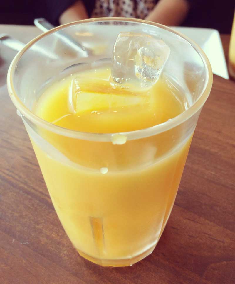 サービスのオレンジジュース
