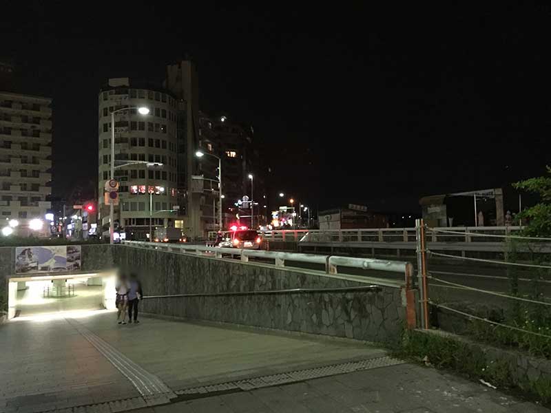 江ノ島へつながる橋でパトカーが車両規制