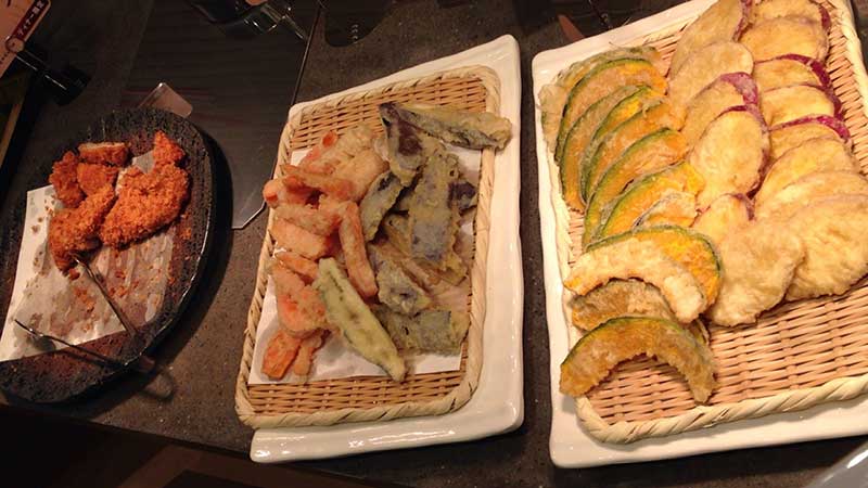 野菜の天ぷらと奥はブランド豚のトンカツ