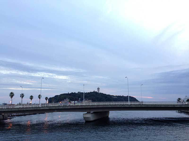江ノ島の東側と西側