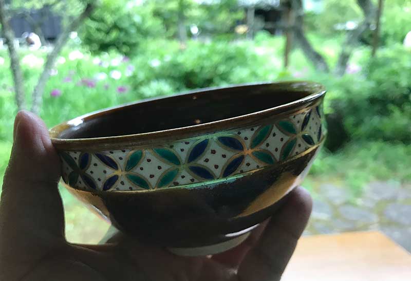 庭に合う濃い色彩の茶碗