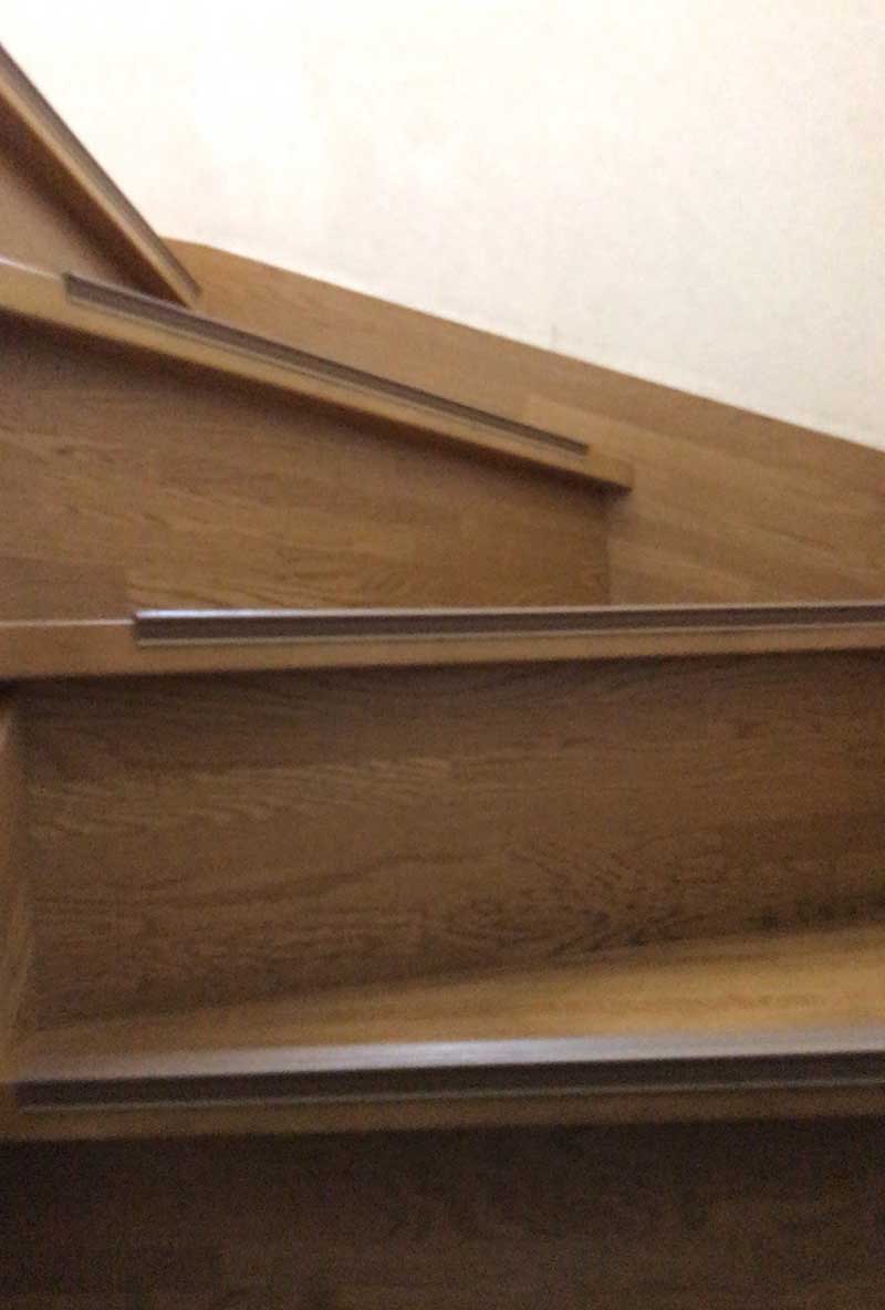 普通のお家の階段を昇る