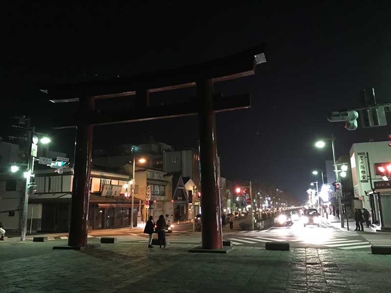 日が落ちた頃の鎌倉八幡宮