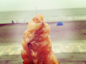 【FOODIES江ノ島】フィッシュアンドチップスはテイクアウトで浜辺でね