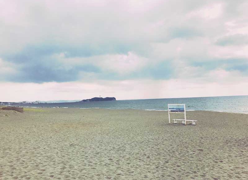 【湘南ノマドの仕事場#3】辻堂海浜公園前の砂浜にある白いベンチ。湘南イチ静かで混まない穴場瞑想スポットです。