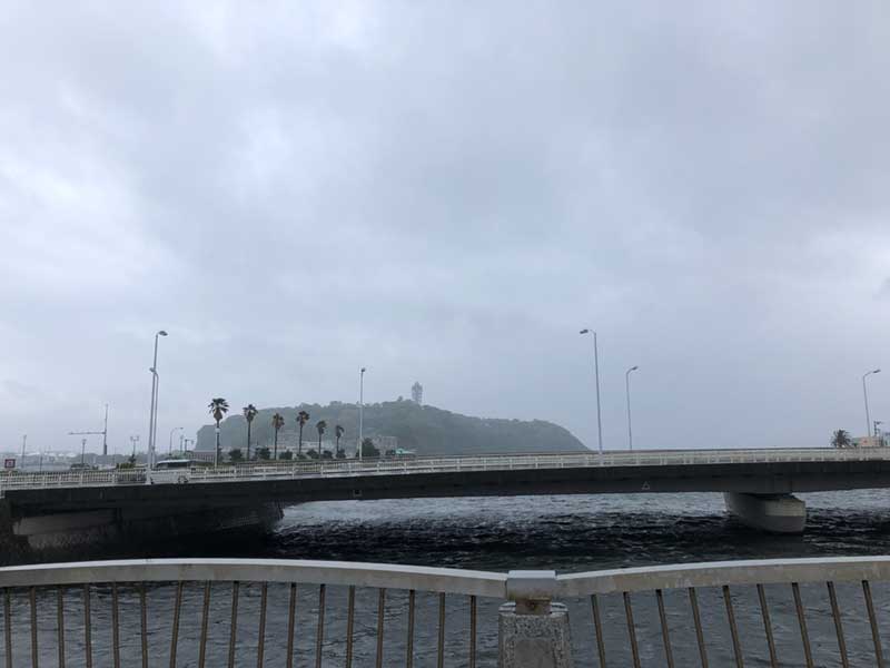 江ノ島も雨で霞んで見えます