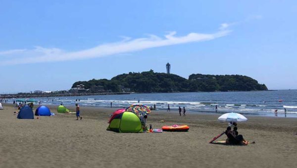 【8月の片瀬西浜海水浴場】昼と夜でこんなに違う！夏休みの江ノ島の海の様子を画像で紹介