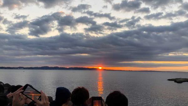 【江ノ島で初日の出を見るならヨットハーバー・湘南港・白灯台】混んでも広いから大丈夫！駐車場近くで目の前が海！