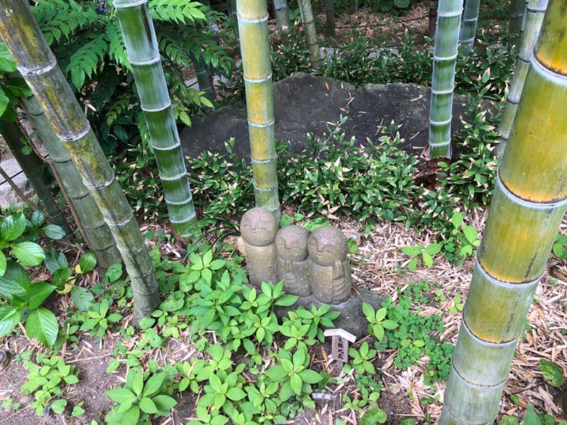 竹に囲まれたミニ地蔵