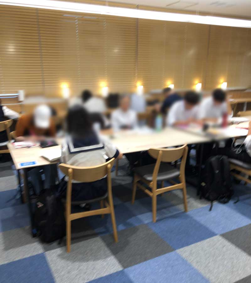 新しい藤沢南図書館の学習デスクゾーン