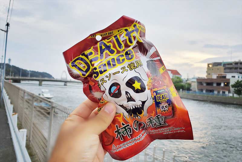 【江ノ島すばな通り食べ歩きグルメ】自販機でデスソース柿の種！爽やかな辛さが癖になる！
