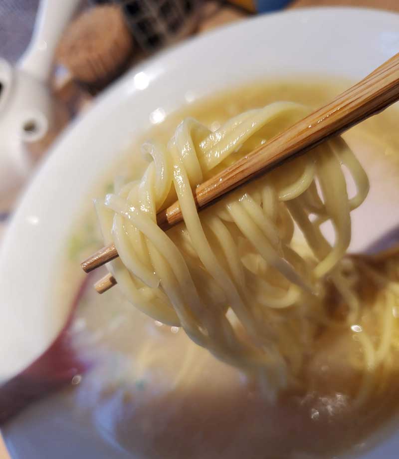 中太麺が濃厚スープに合う