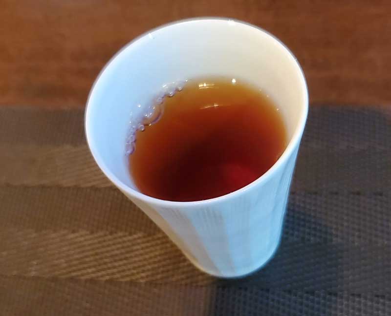 江ノ電を眺めながらお茶で温かいお茶