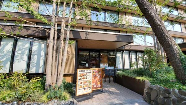 【鎌倉・無印カフェ】ホテルメトロポリタン1階、木と緑のおしゃれカフェ！ランチもビールも楽しめる！