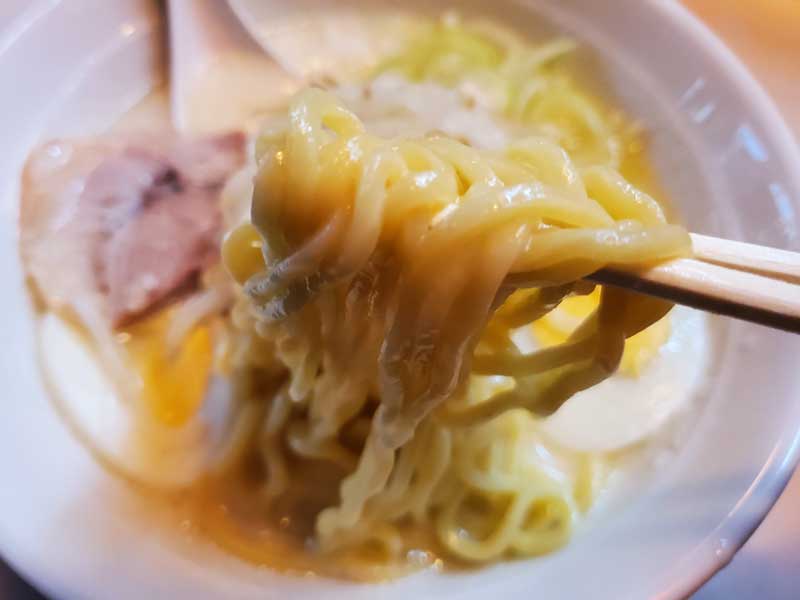 札幌ラーメン特有の黄色い麺