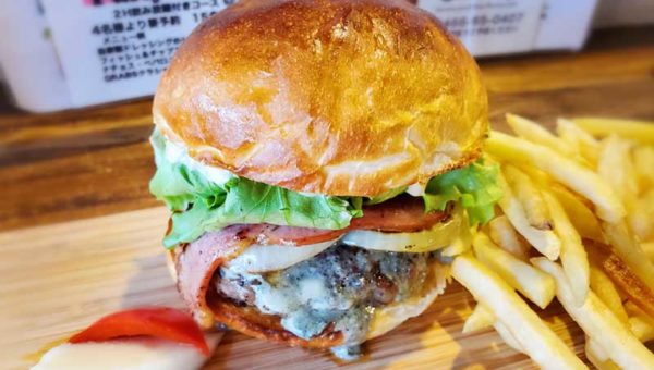 【藤沢駅・GRABSグラブス】アメリカンな本格肉厚ハンバーガー！ブルーチーズとドクターペッパーが合う！