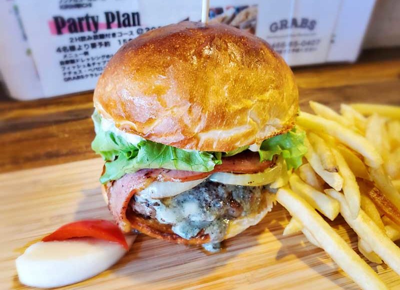 【藤沢駅・GRABSグラブス】アメリカンな本格肉厚ハンバーガー！ブルーチーズとドクターペッパーが合う！