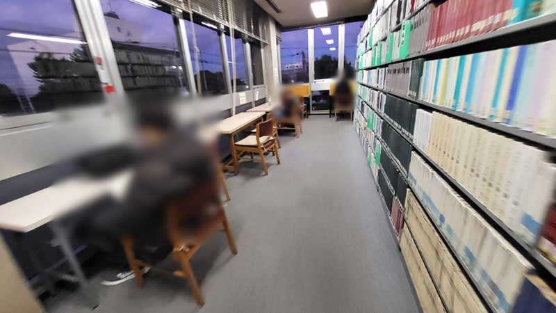 平塚市中央図書館の2階の学習スペース