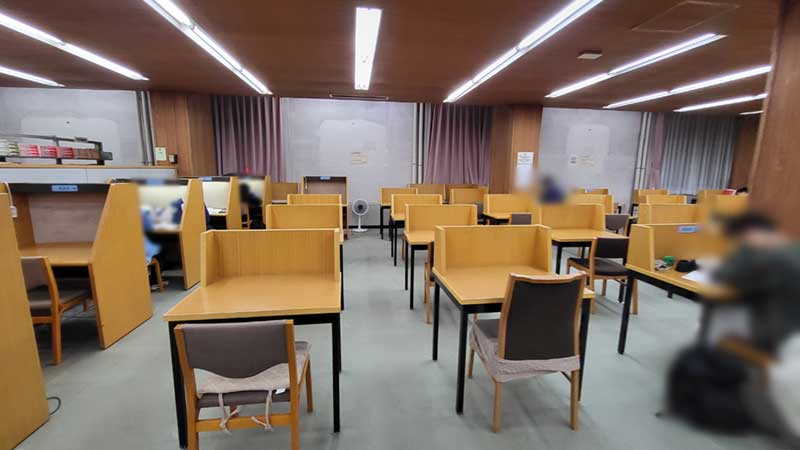平塚市中央図書館の3階の学習スペース