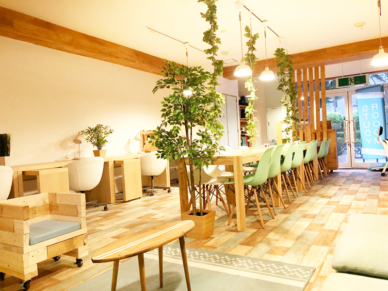 カフェのようなおしゃれな空間の平塚自習室